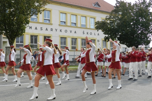 Mažoretky u školy v průvodu; foto: Petr Jordán